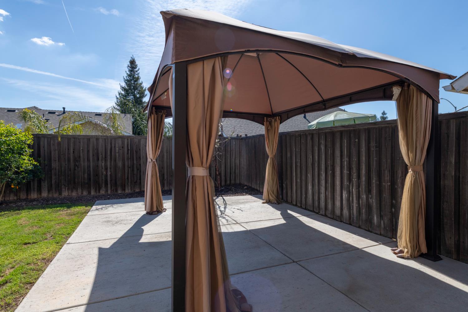 6525 East Raco Avenue Fresno, CA 93727 - Photo 25 of 27 a backyard of a house