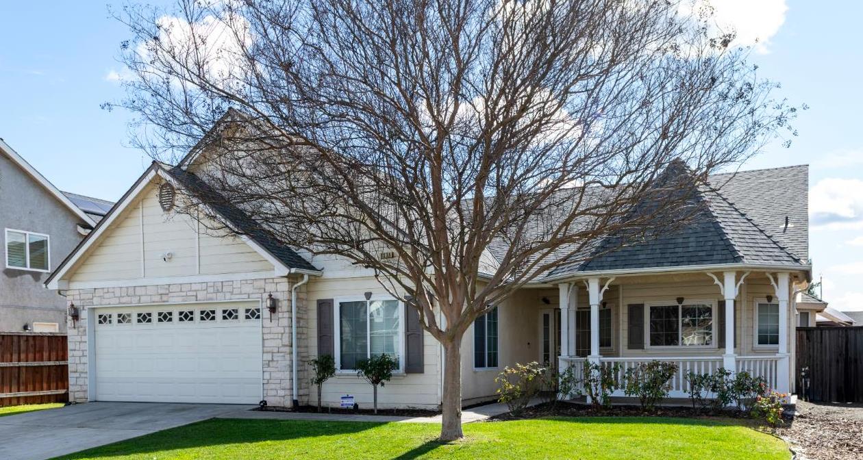 6525 East Raco Avenue Fresno, CA 93727 - Photo 26 of 27 a view of a house with garden and trees
