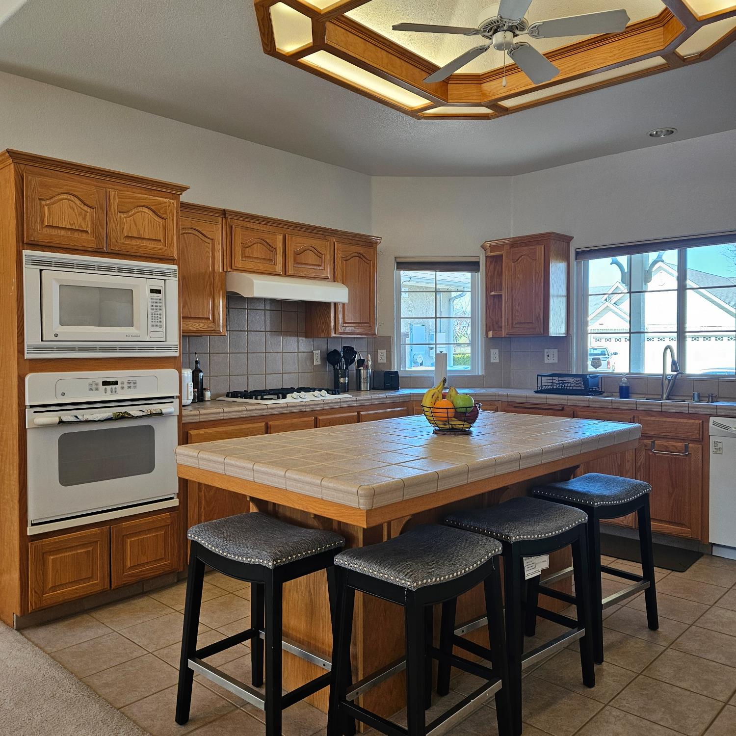 6525 East Raco Avenue Fresno, CA 93727 - Photo 9 of 27 a kitchen with a table chairs and stove