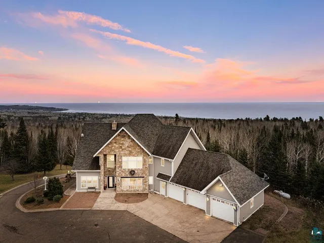 $1,100,000 | 969 Deerview Lane, Two Harbors, MN 55616
