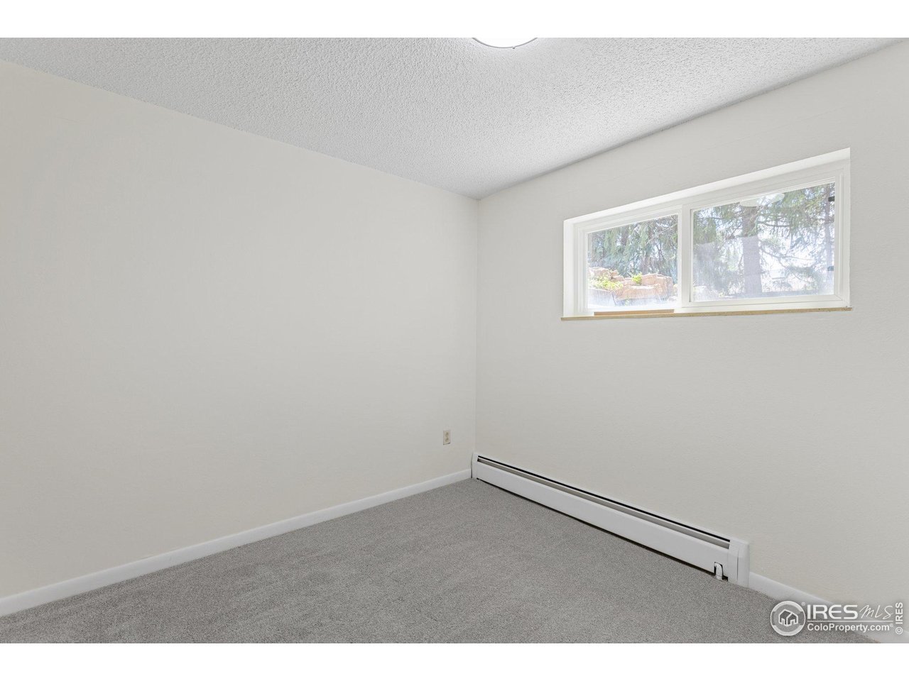 27 Cornell Drive Longmont, CO 80503 - Photo 22 of 33 an empty room with a window