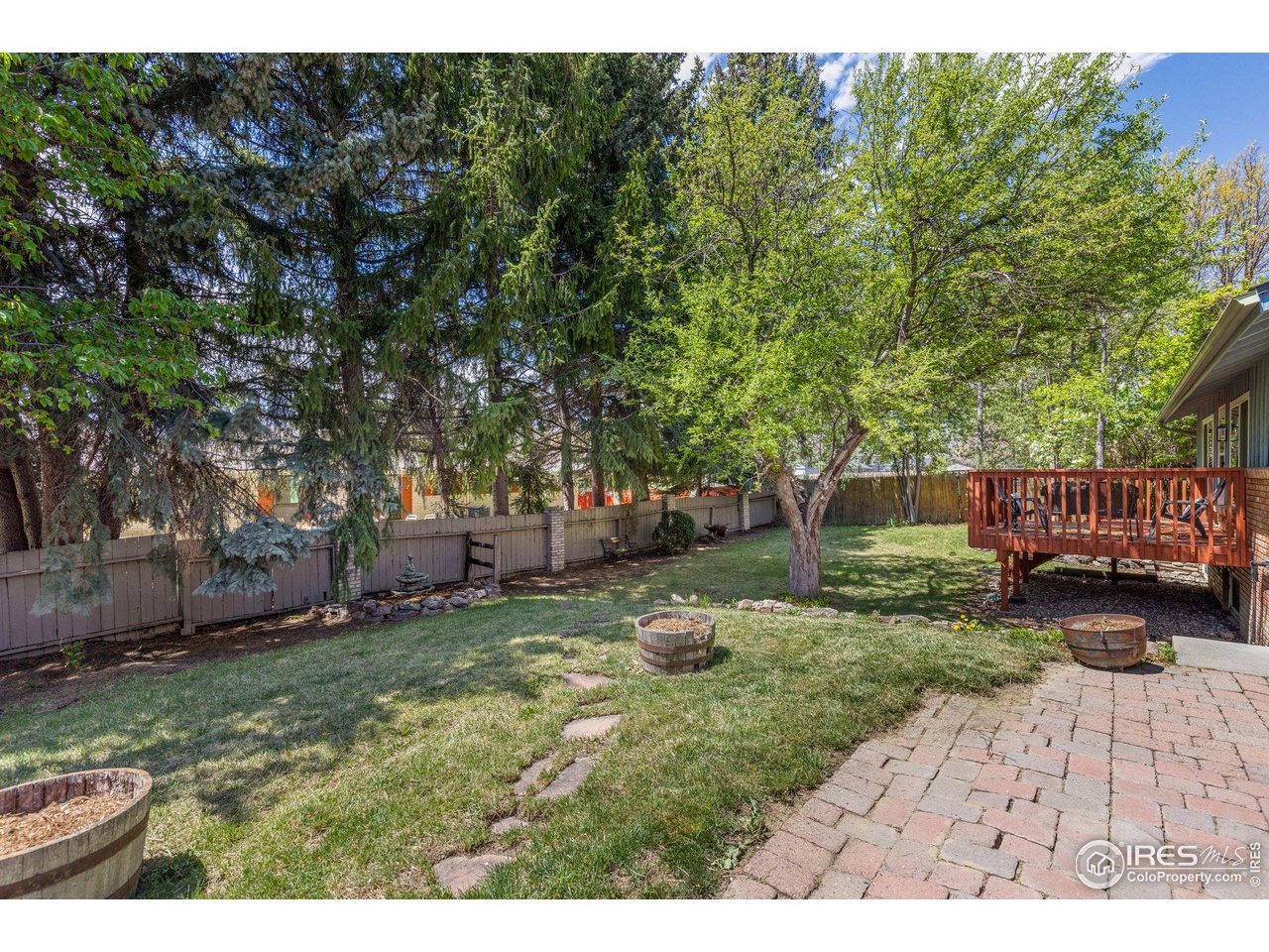 27 Cornell Drive Longmont, CO 80503 - Photo 29 of 33 a backyard of a house with table and chairs