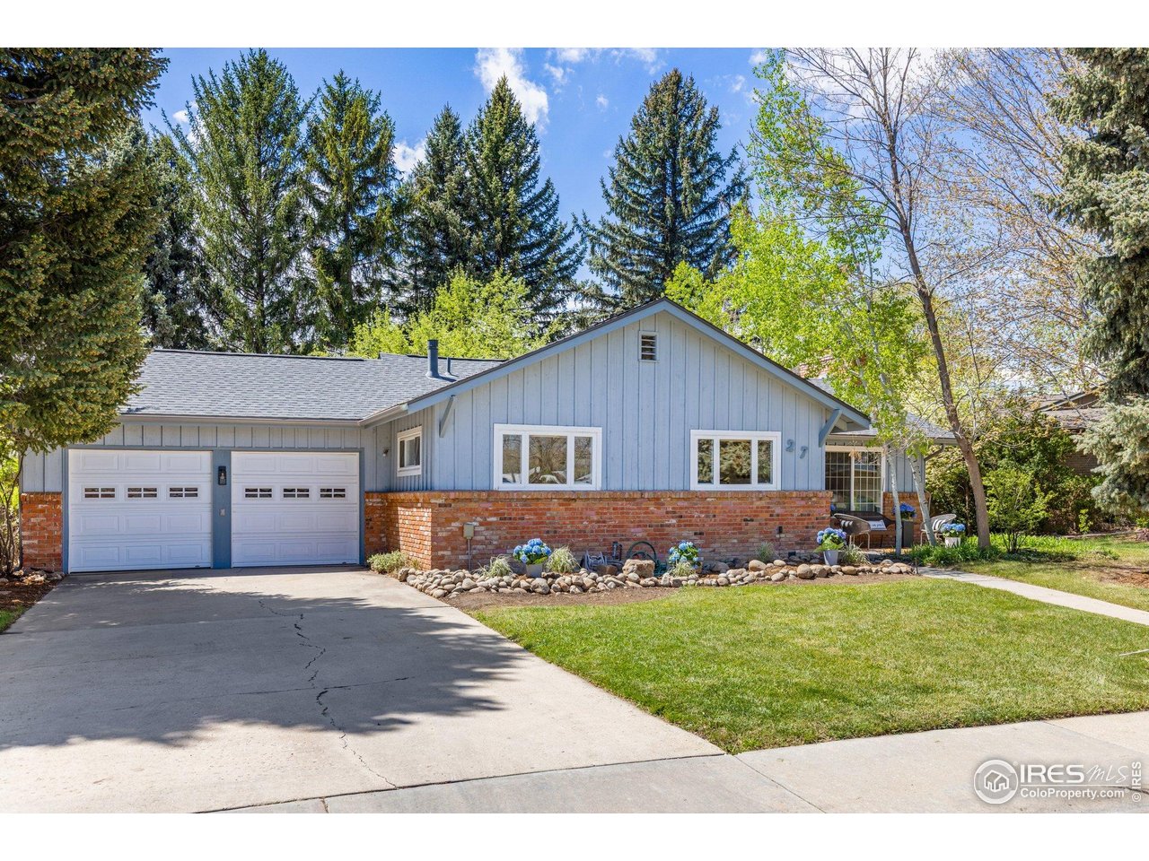 27 Cornell Drive Longmont, CO 80503 - Photo 3 of 33 a front view of a house with a garden