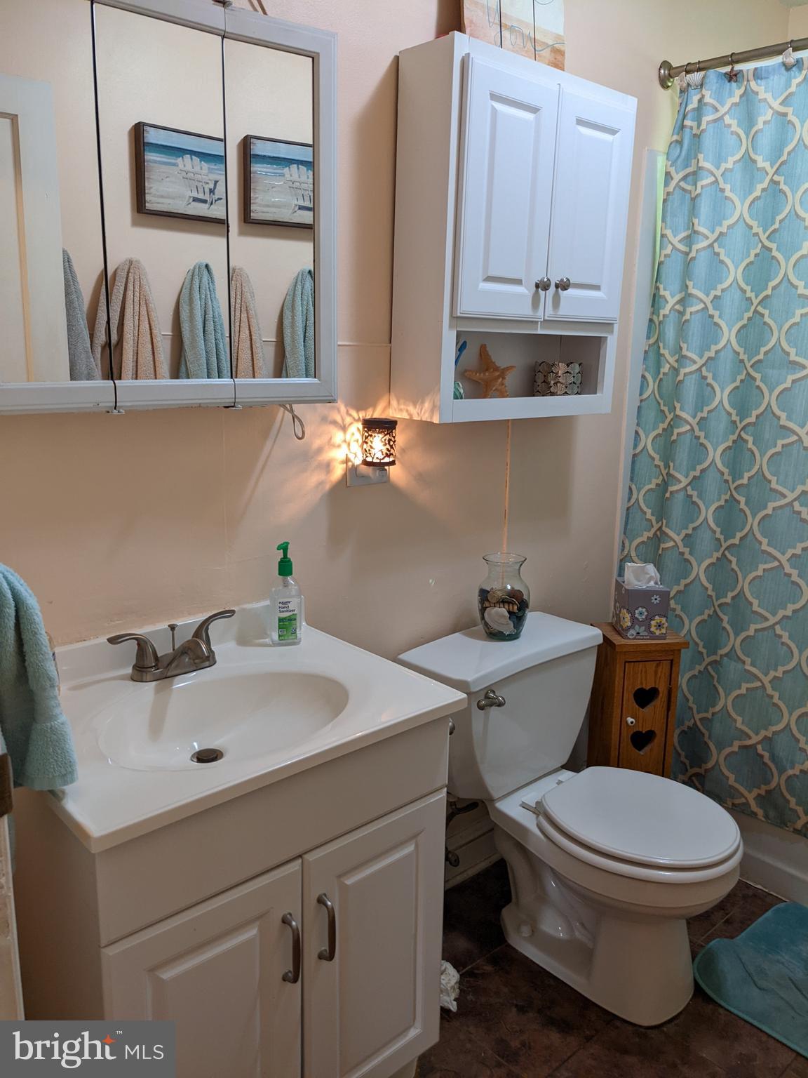 570 Hillcrest Road York, PA 17403 - Photo 17 of 27 Main Level Full Bathroom View 1