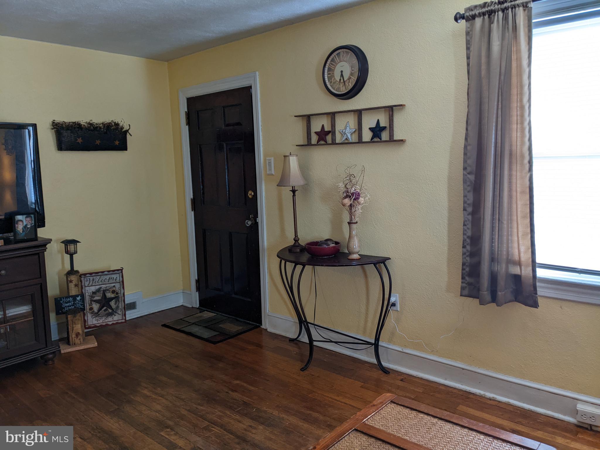 570 Hillcrest Road York, PA 17403 - Photo 9 of 27 Front Entrance of Home into Family Room