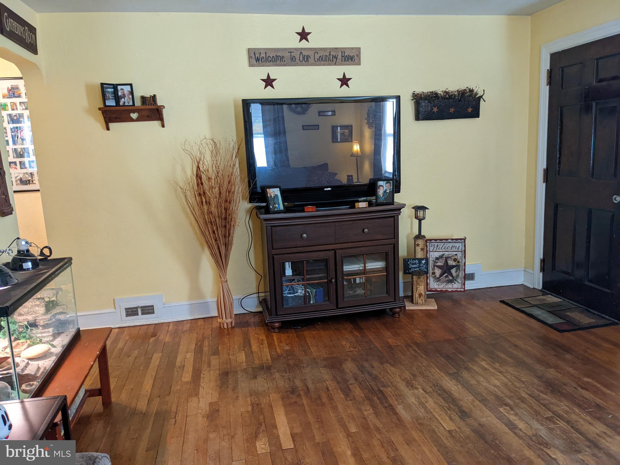 570 Hillcrest Road York, PA 17403 - Photo 10 of 27 Family Room View 2