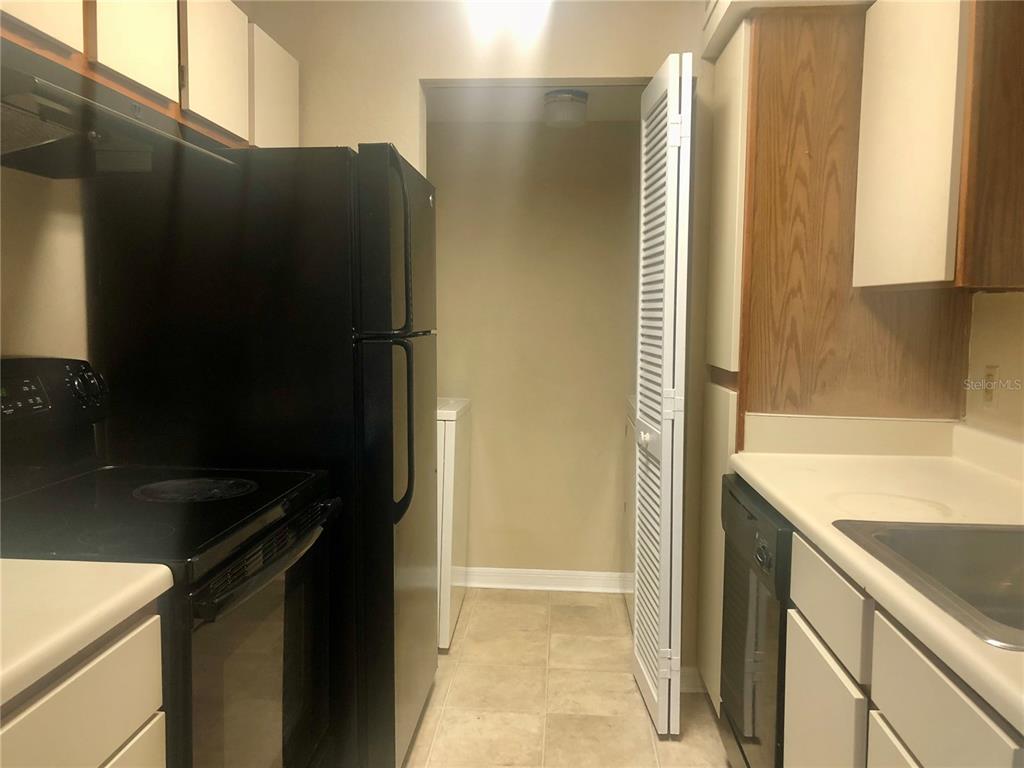 1049 South Hiawassee Road, Unit 3422 Orlando, FL 32835 - Photo 5 of 14 a bathroom with a sink and a mirror