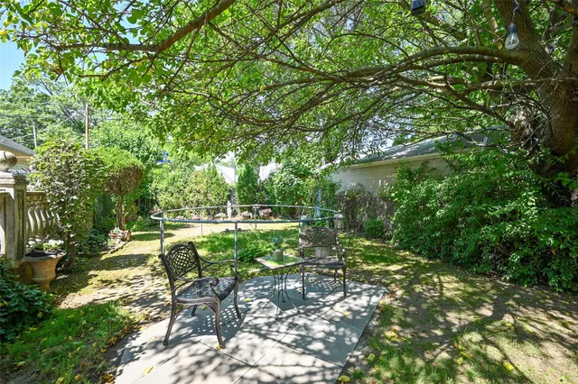 a view of yard with green space