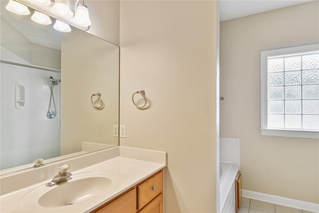 161 Huntington Circle Brunswick, GA 31525 - Photo 12 of 28 Master Bath