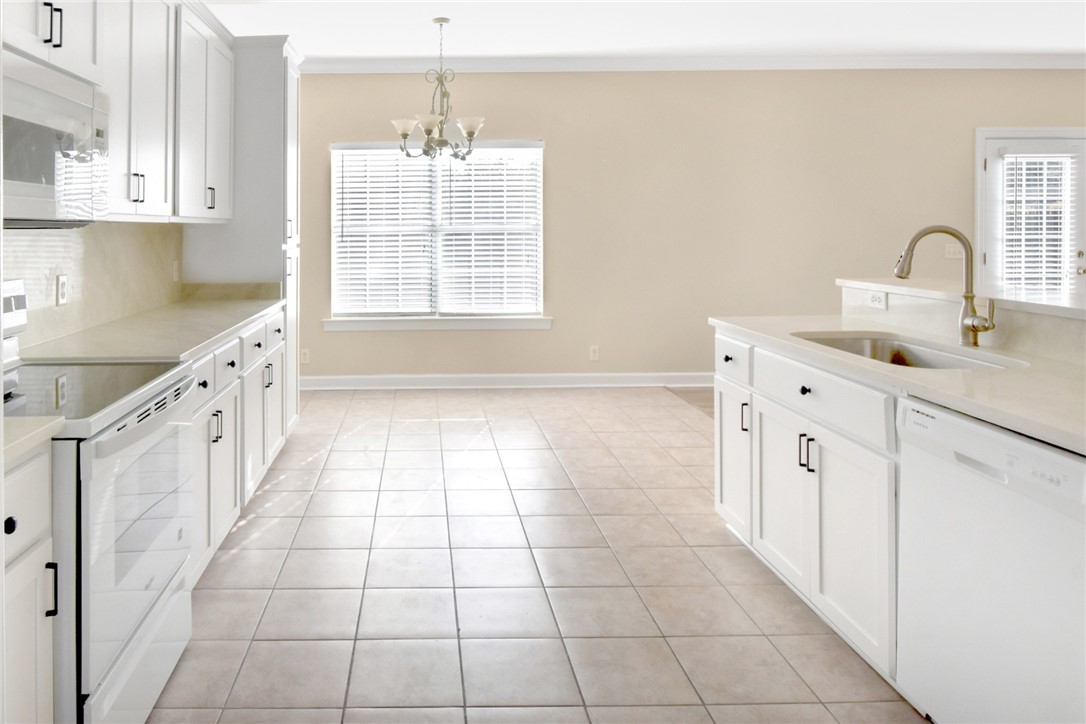 161 Huntington Circle Brunswick, GA 31525 - Photo 3 of 28 Kitchen