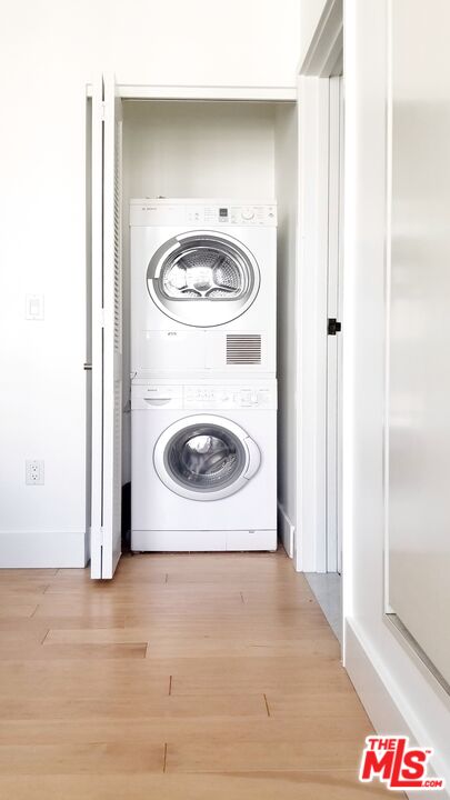 460 South Spring Street, Unit 701 Los Angeles, CA 90013 - Photo 16 of 32 a view of washer and dryer