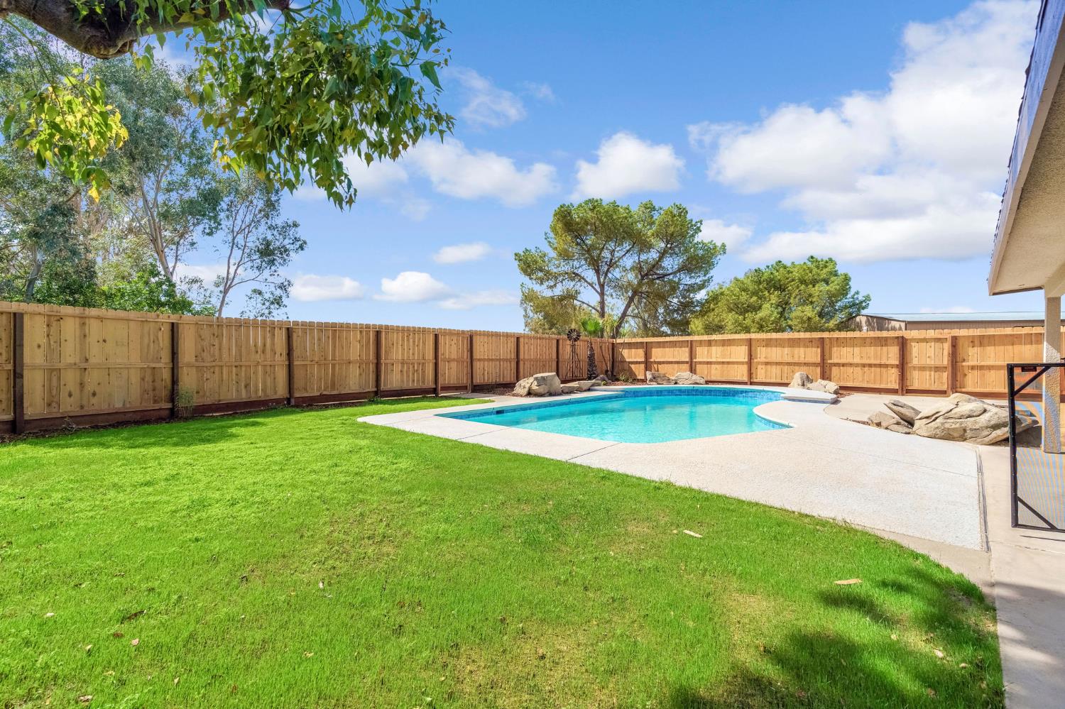 16860 Mark Road Madera, CA 93636 - Photo 4 of 44 a view of a backyard