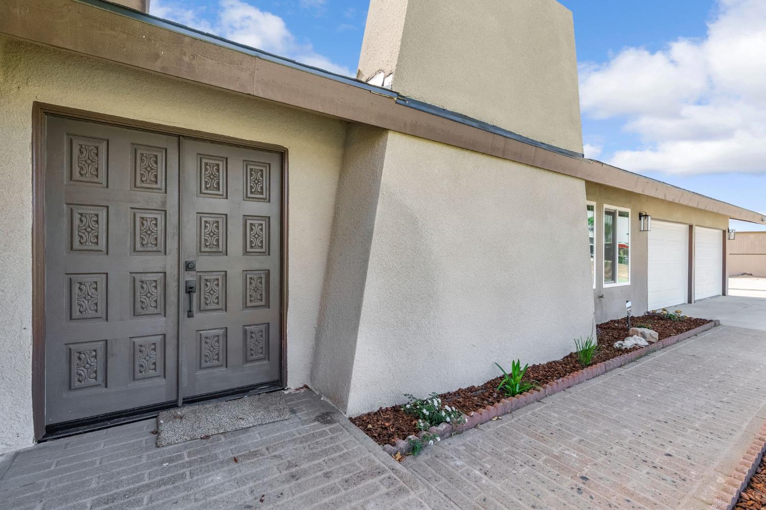 16860 Mark Road Madera, CA 93636 - Photo 6 of 44 a view of a entryway with wooden floor