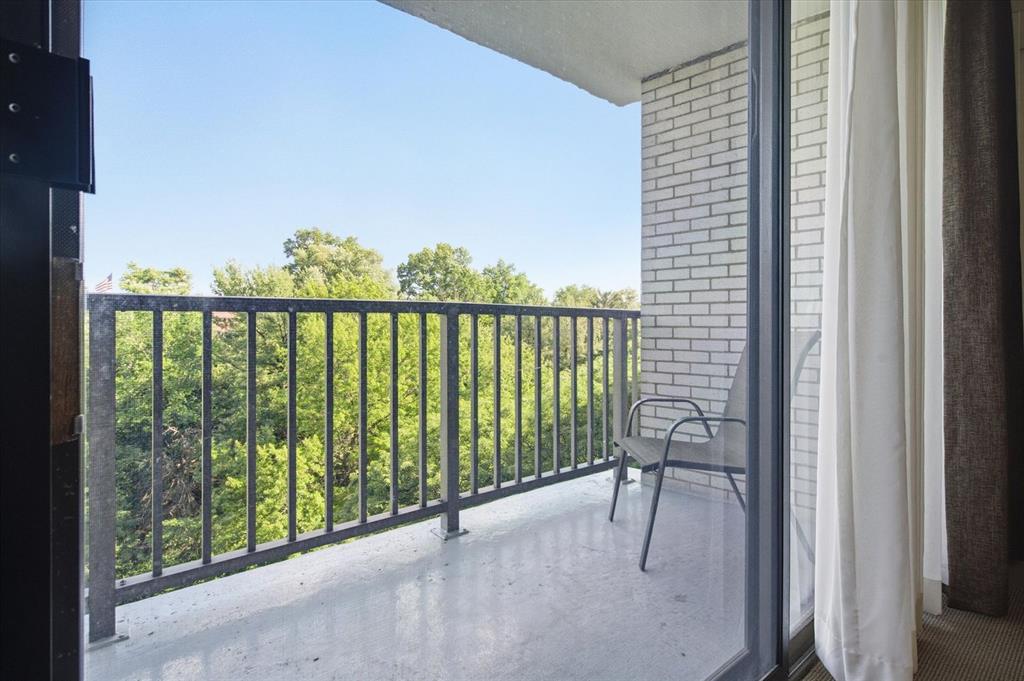 1150 Bower Hill Road, Unit 901A Pittsburgh, PA 15243 - Photo 22 of 41 Common balcony 9th Floor