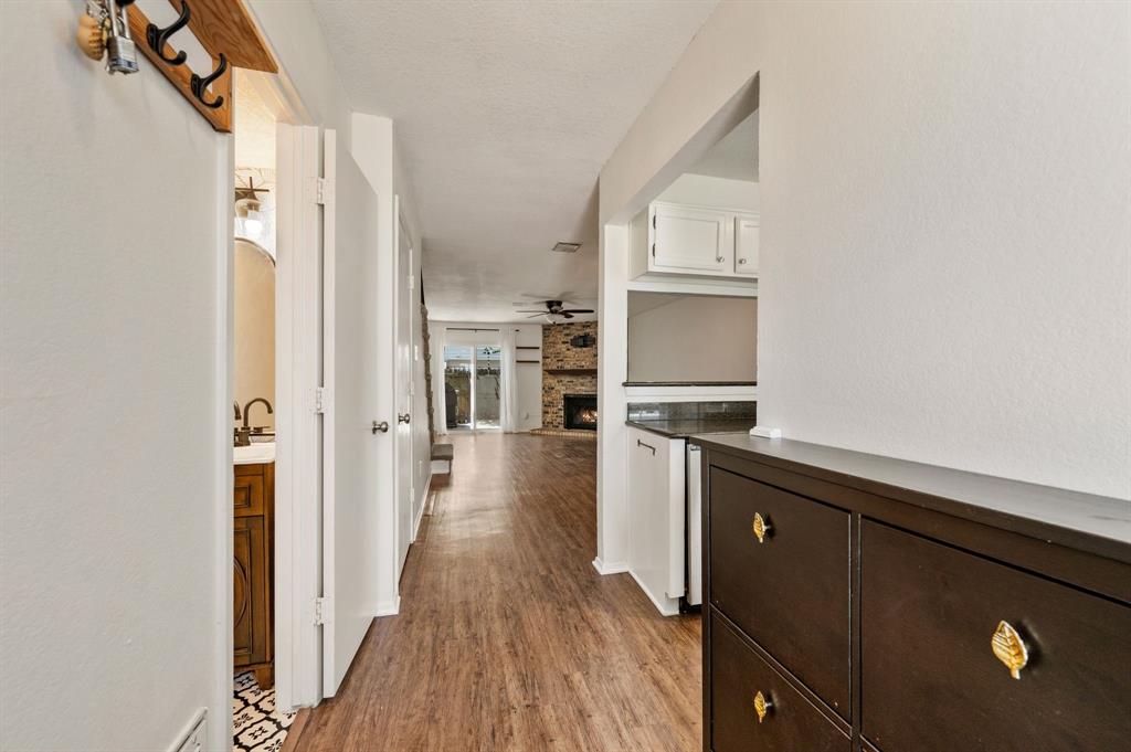 61 Abbey Road Euless, TX 76039 - Photo 5 of 19