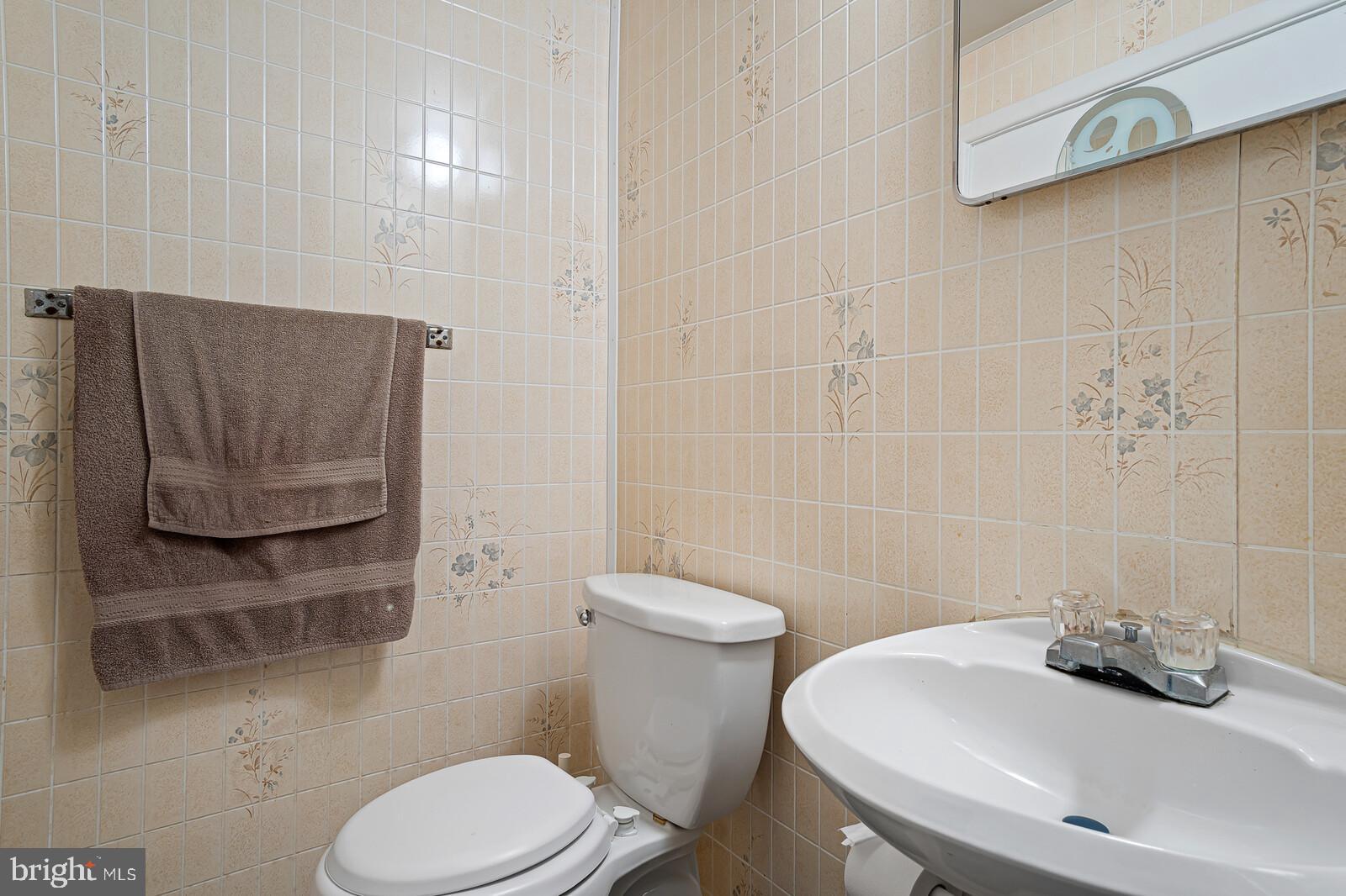 33 Miles Road Claymont, DE 19703 - Photo 19 of 27 Powder Room