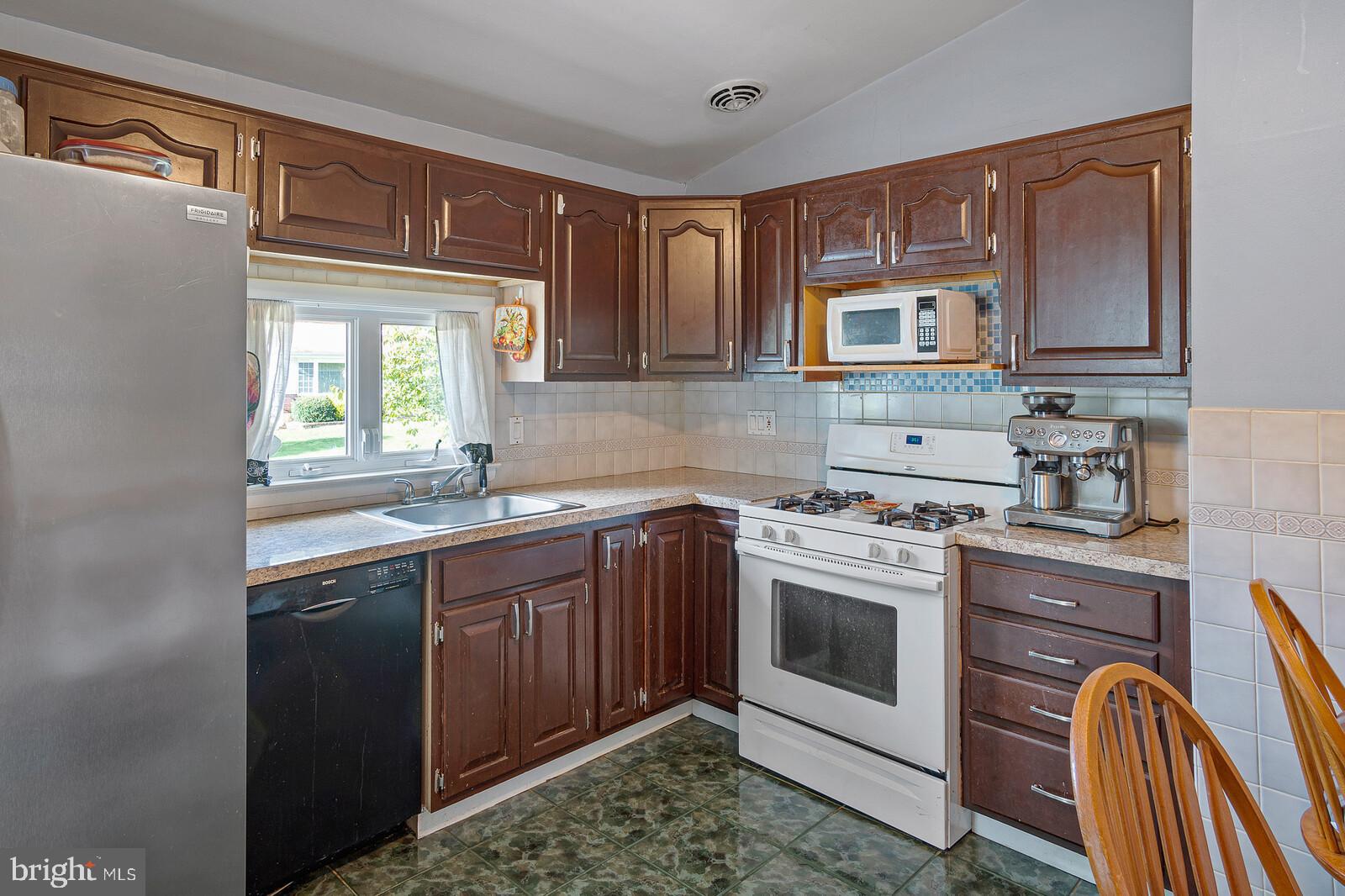 33 Miles Road Claymont, DE 19703 - Photo 6 of 27 Kitchen