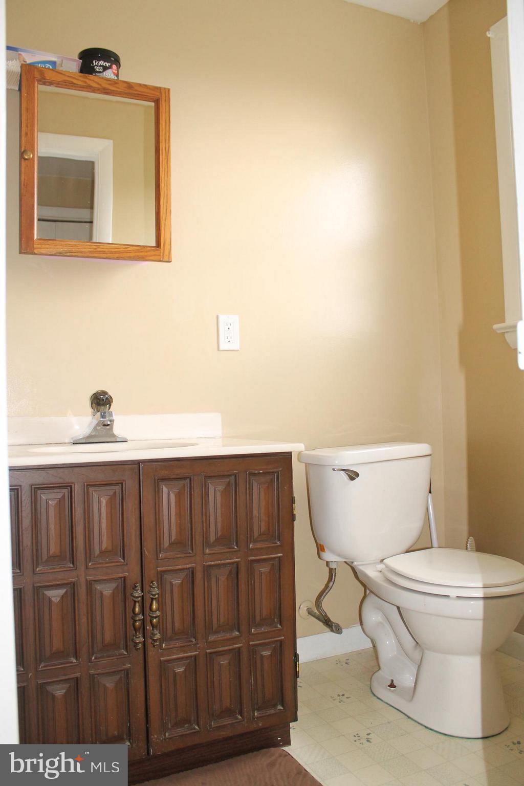 19 Derby Lane Lancaster, PA 17603 - Photo 14 of 40 MASTER BATH