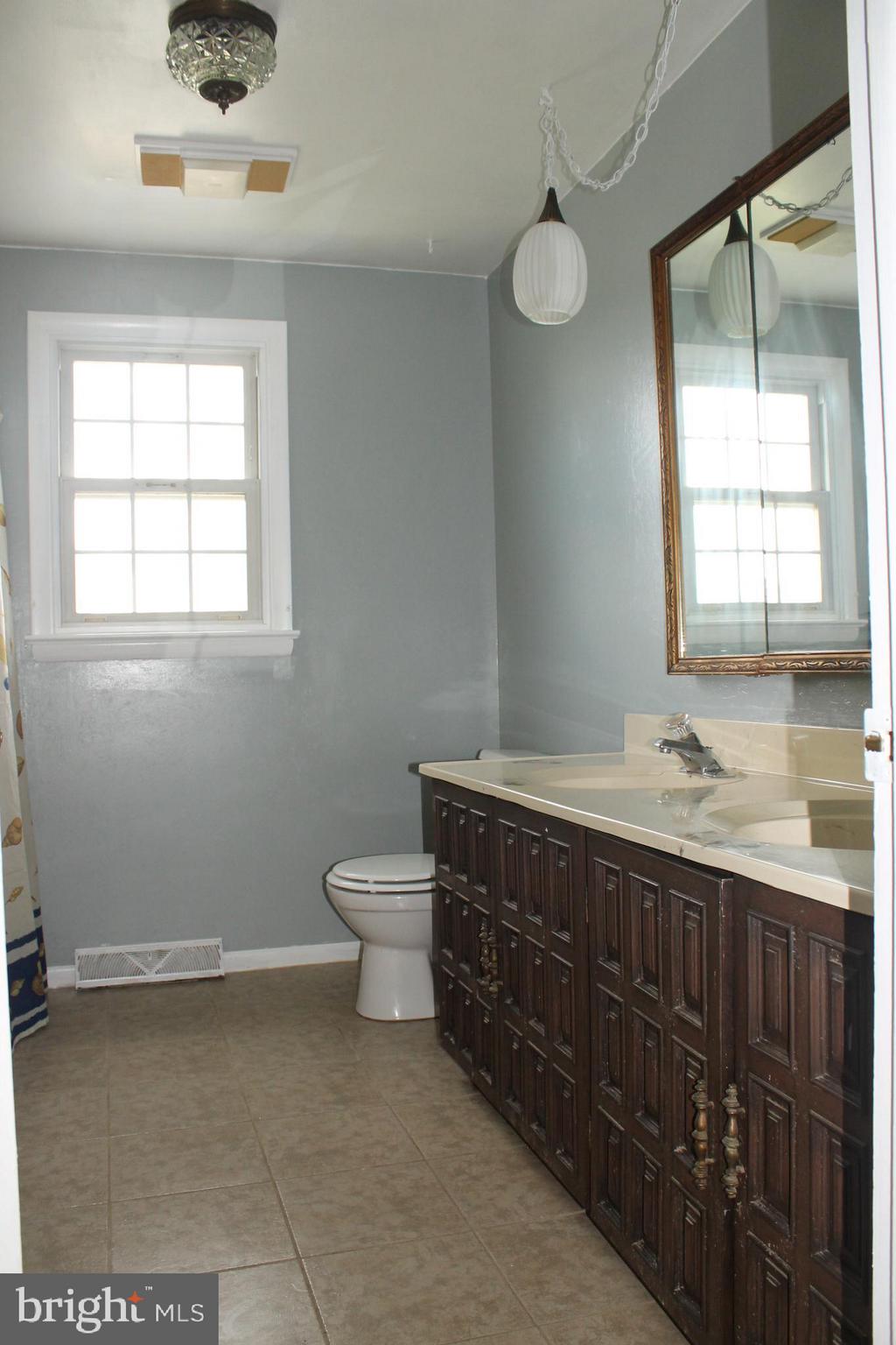 19 Derby Lane Lancaster, PA 17603 - Photo 17 of 40 BATHROOM
