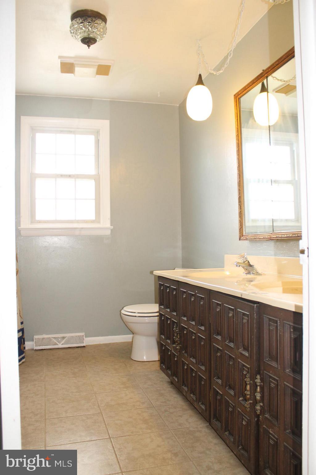 19 Derby Lane Lancaster, PA 17603 - Photo 20 of 40 BATHROOM