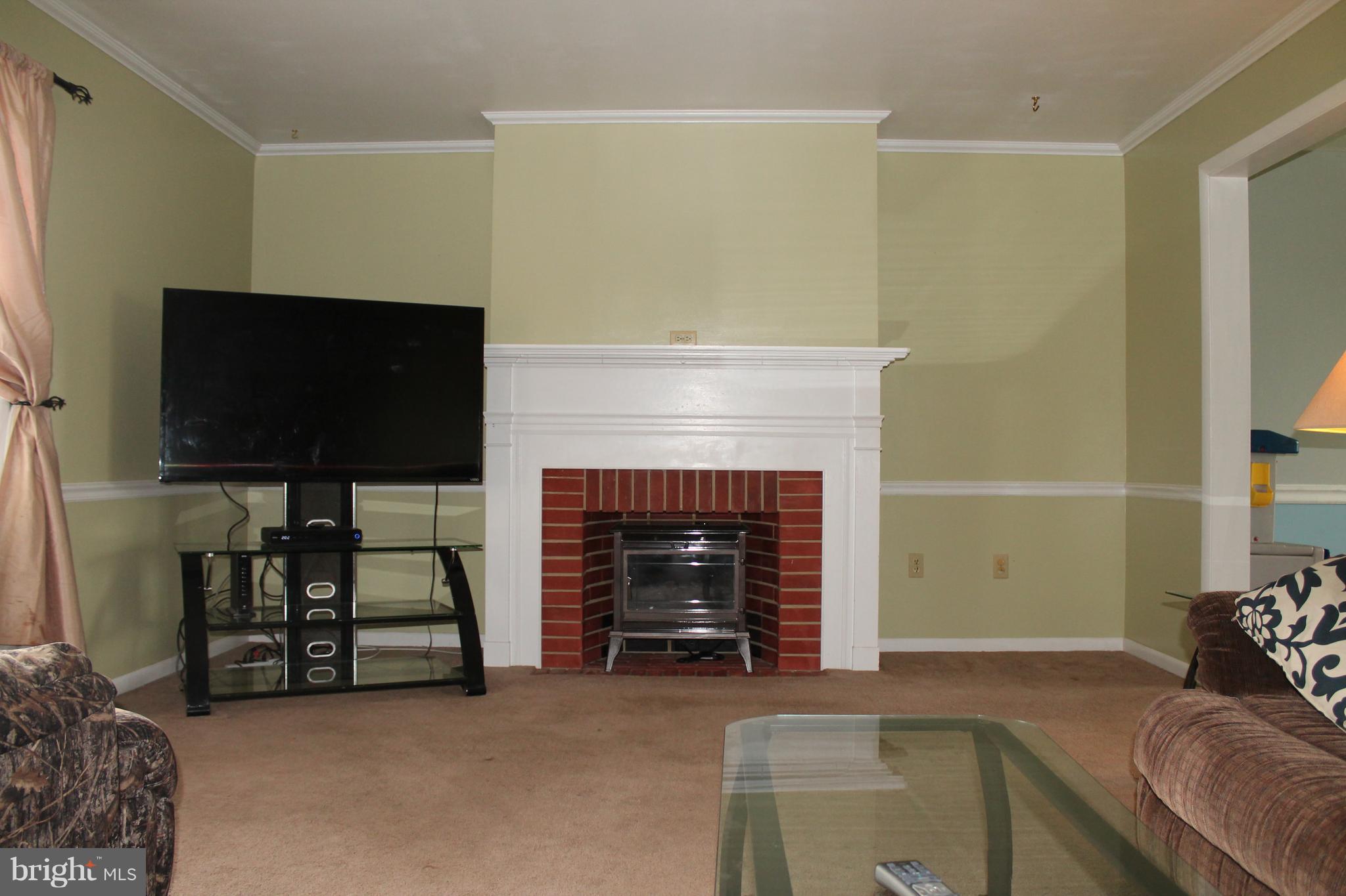 19 Derby Lane Lancaster, PA 17603 - Photo 35 of 40 LIVING ROOM