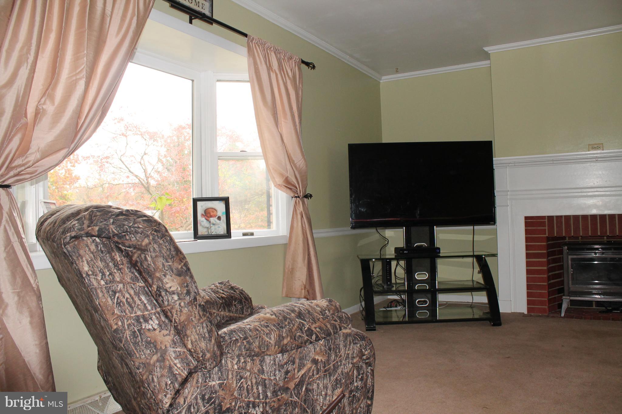 19 Derby Lane Lancaster, PA 17603 - Photo 5 of 40 LIVING ROOM