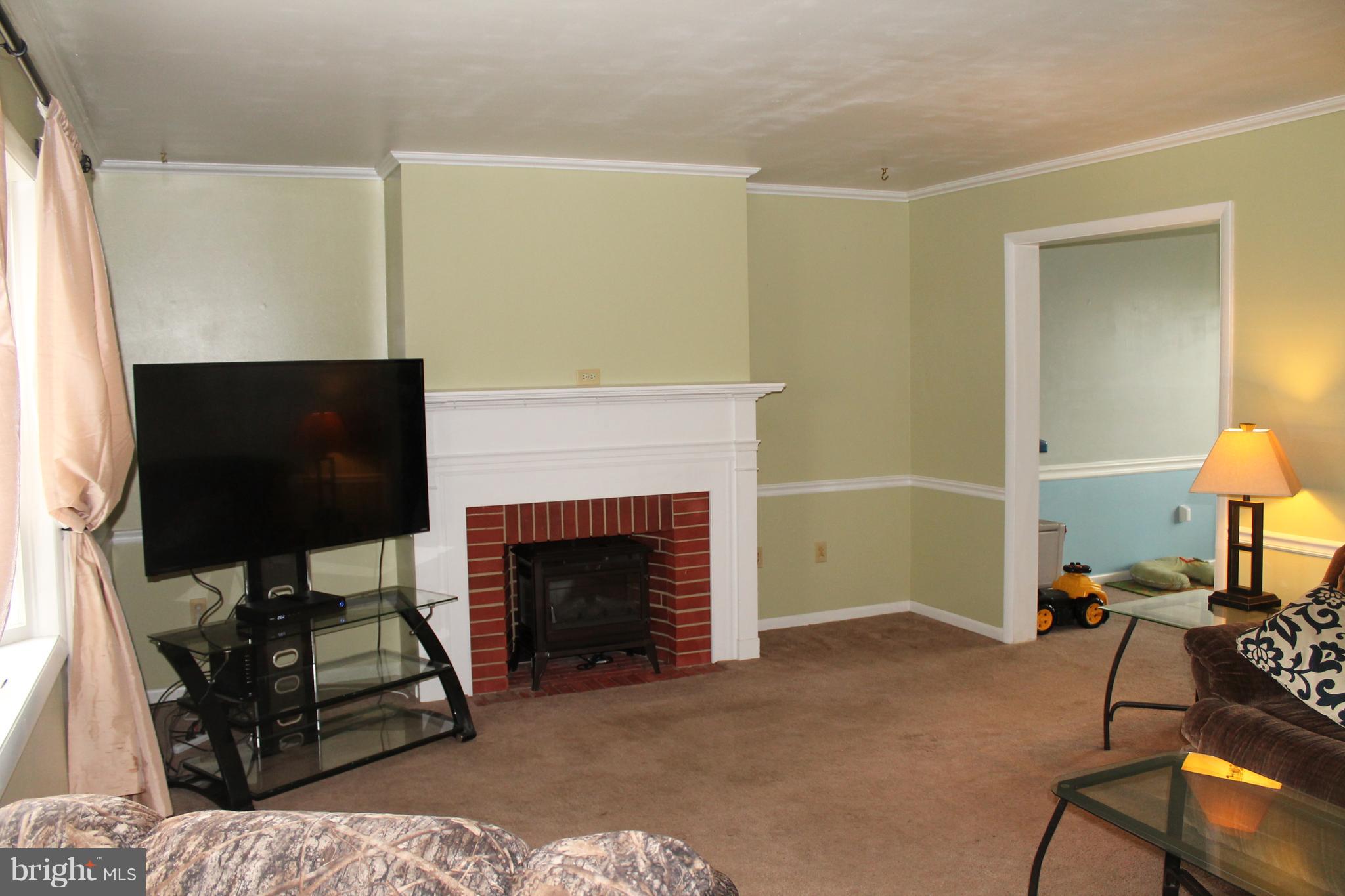 19 Derby Lane Lancaster, PA 17603 - Photo 6 of 40 LIVING ROOM
