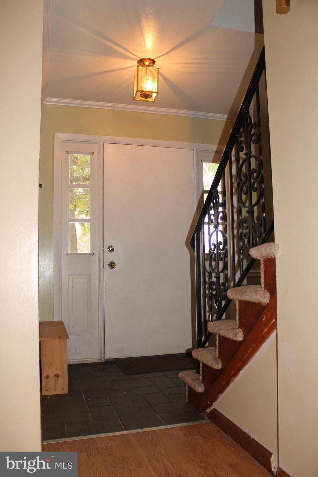 19 Derby Lane Lancaster, PA 17603 - Photo 8 of 40 FOYER
