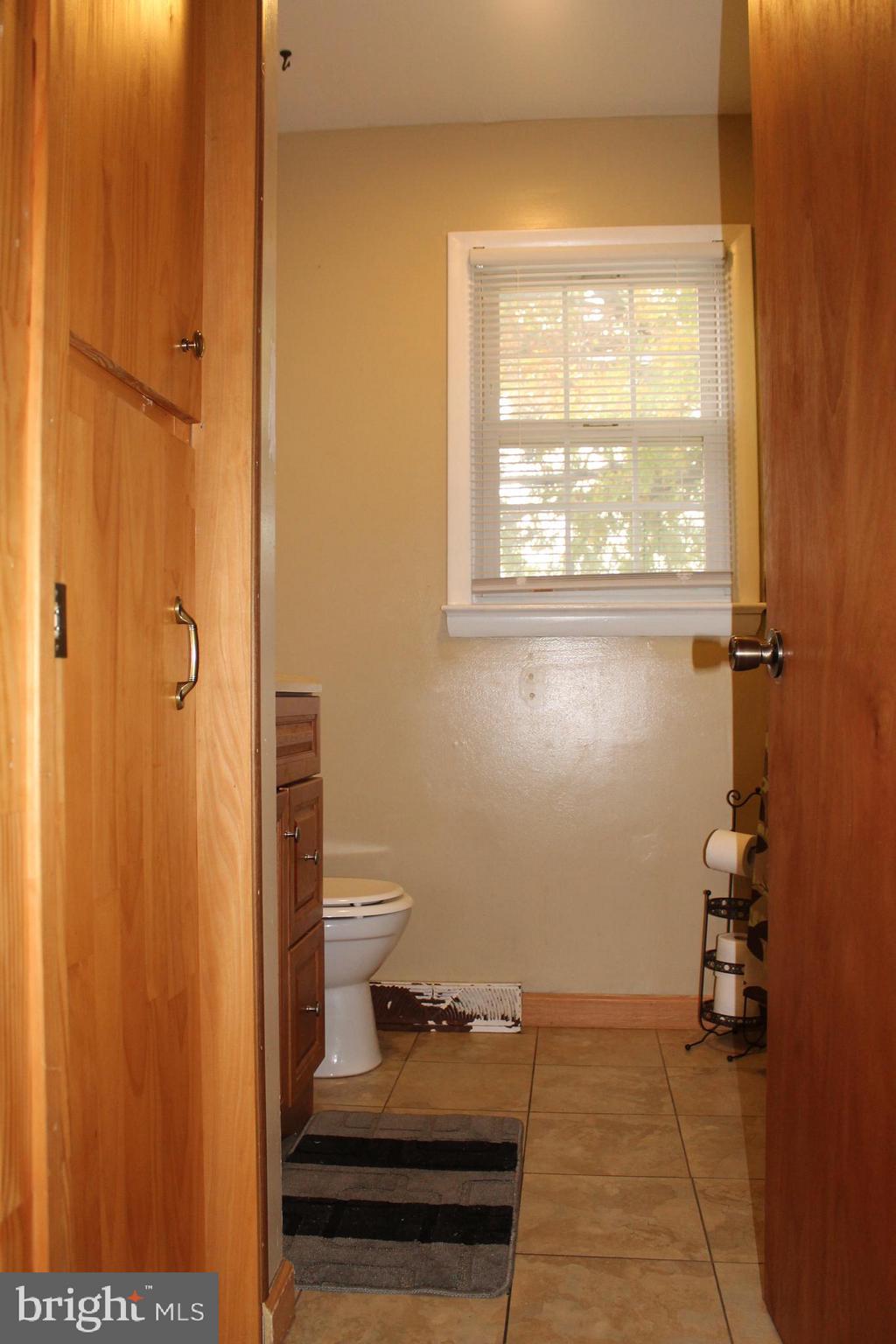 19 Derby Lane Lancaster, PA 17603 - Photo 10 of 40 POWDER ROOM