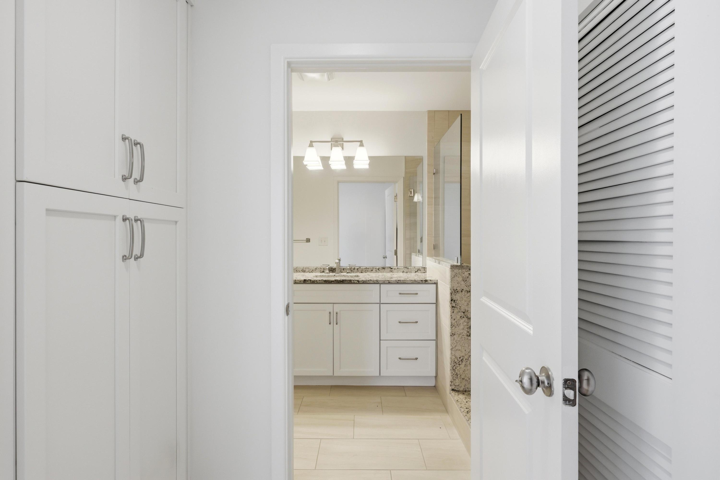 200 Manufacturers Road, Unit 619 Chattanooga, TN 37405 - Photo 20 of 53 Custom Cabinet in Hallway