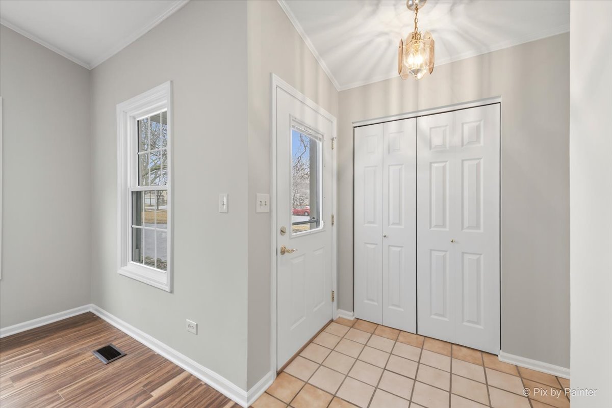 1095 Devonshire Avenue Naperville, IL 60540 - Photo 5 of 48