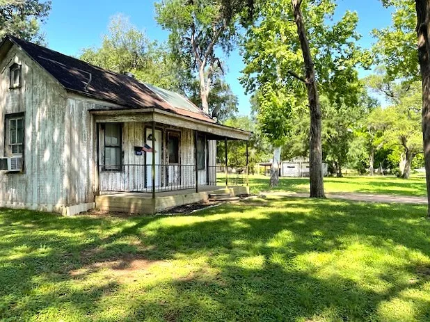a view of house with backyard