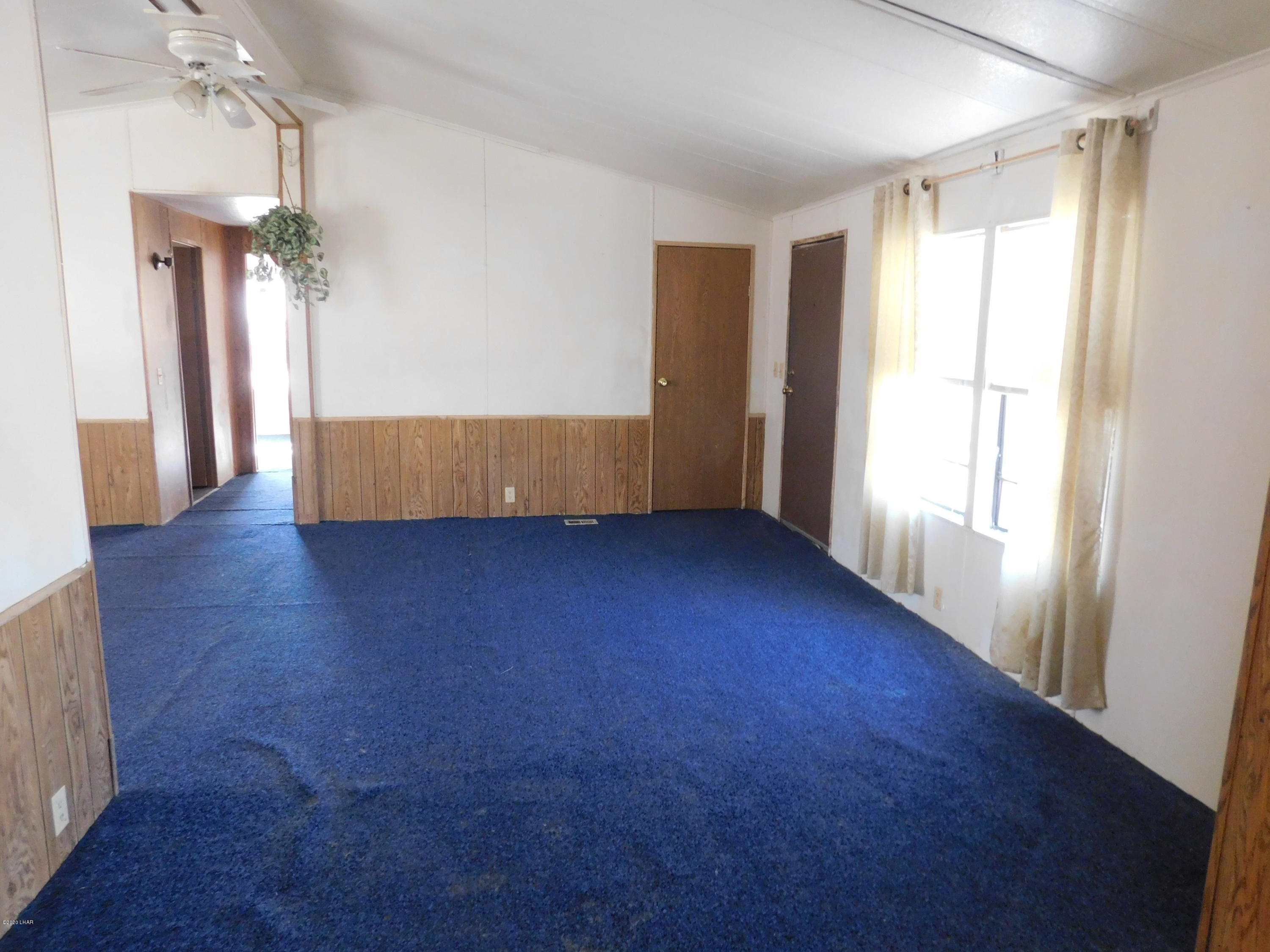 455 Mayflower Street Quartzsite, AZ 85346 - Photo 13 of 32 Full length of living room