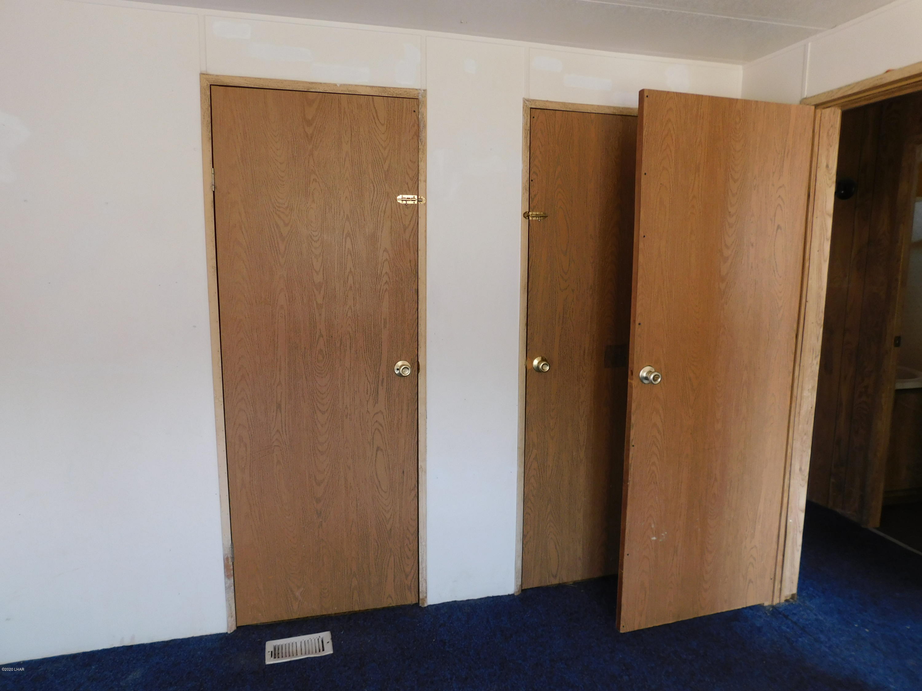 455 Mayflower Street Quartzsite, AZ 85346 - Photo 23 of 32 Double entrances to closet