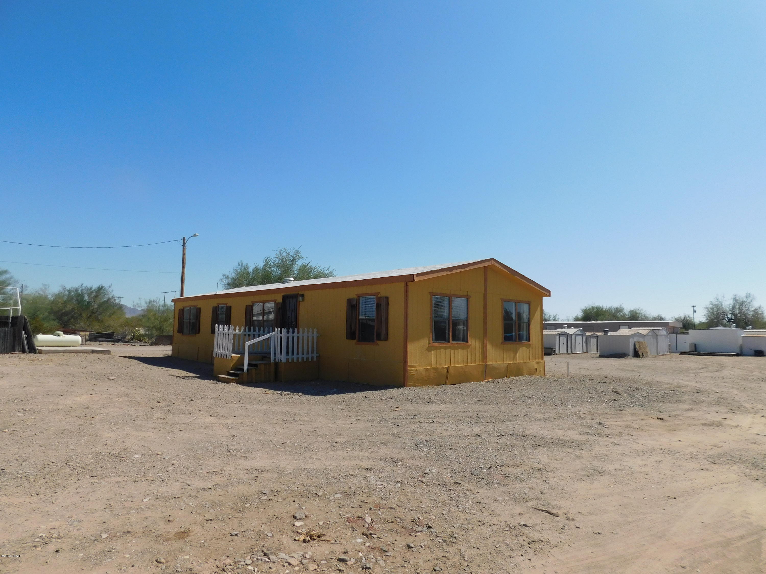 455 Mayflower Street Quartzsite, AZ 85346 - Photo 3 of 32 West side of home.