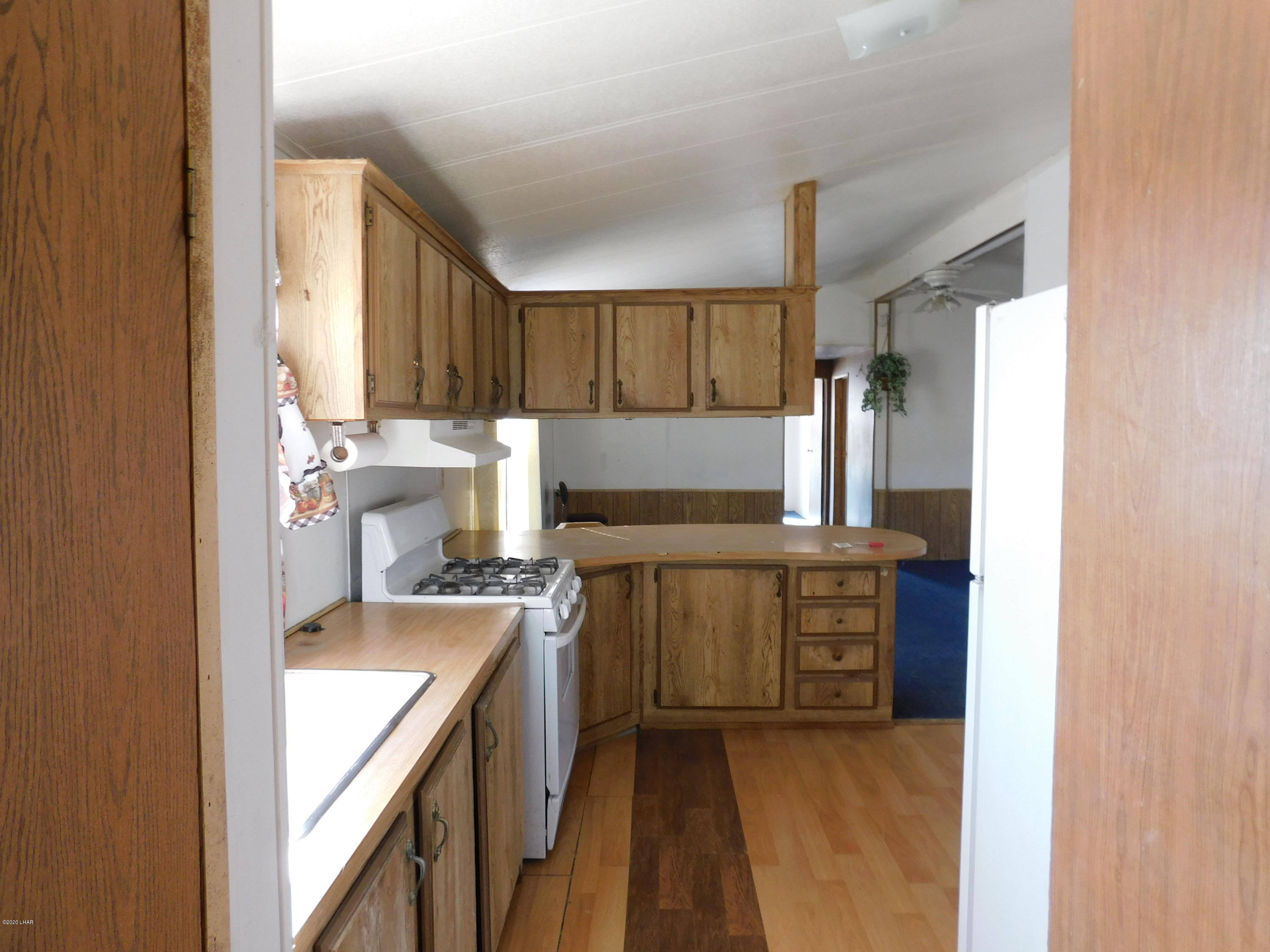 455 Mayflower Street Quartzsite, AZ 85346 - Photo 6 of 32 Entering kitchen