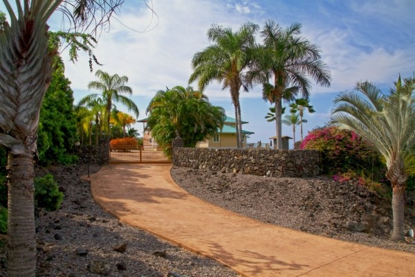 82-5970 Napoopoo Road Captain Cook, HI 96704 - Photo 4 of 24 a view of a backyard