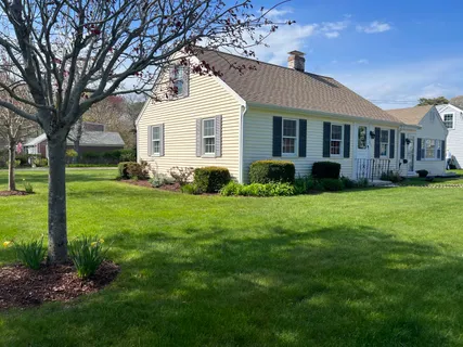 a view of a house with a yard