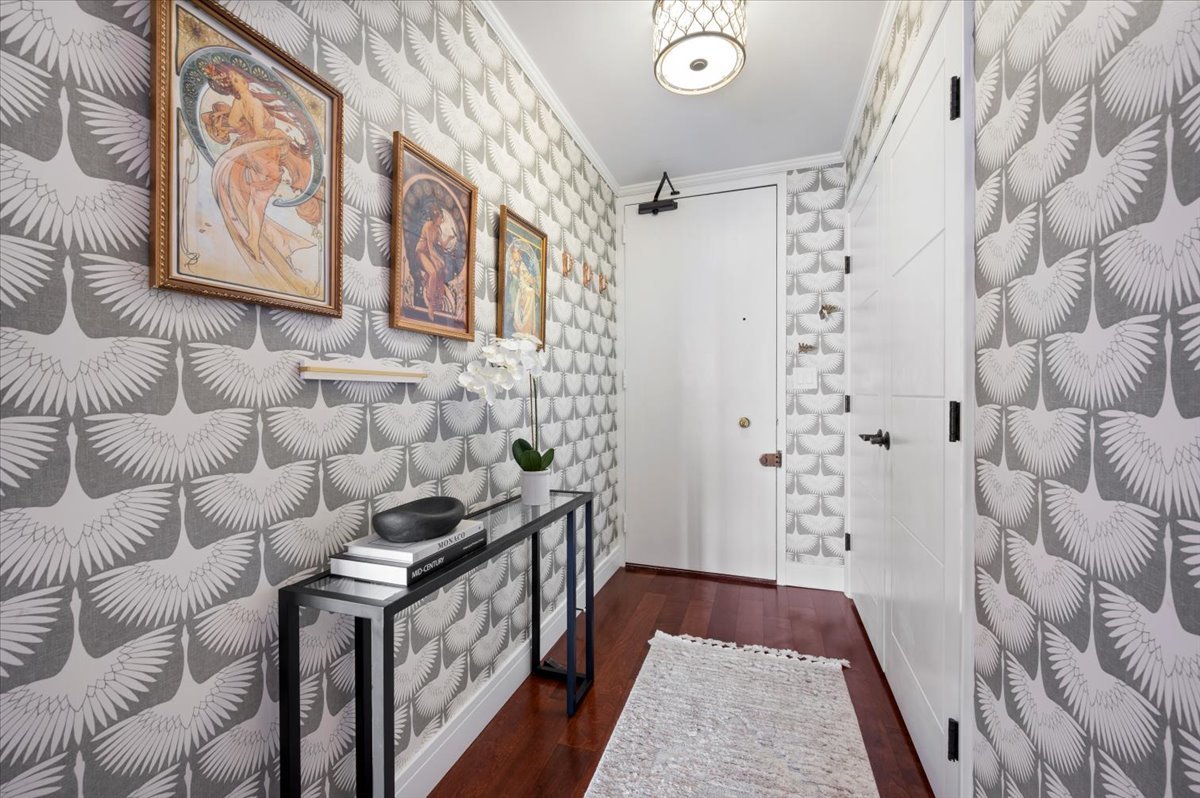 5855 North Sheridan Road, Unit 25G Chicago, IL 60660 - Photo 12 of 29 a bedroom with furniture and a rug