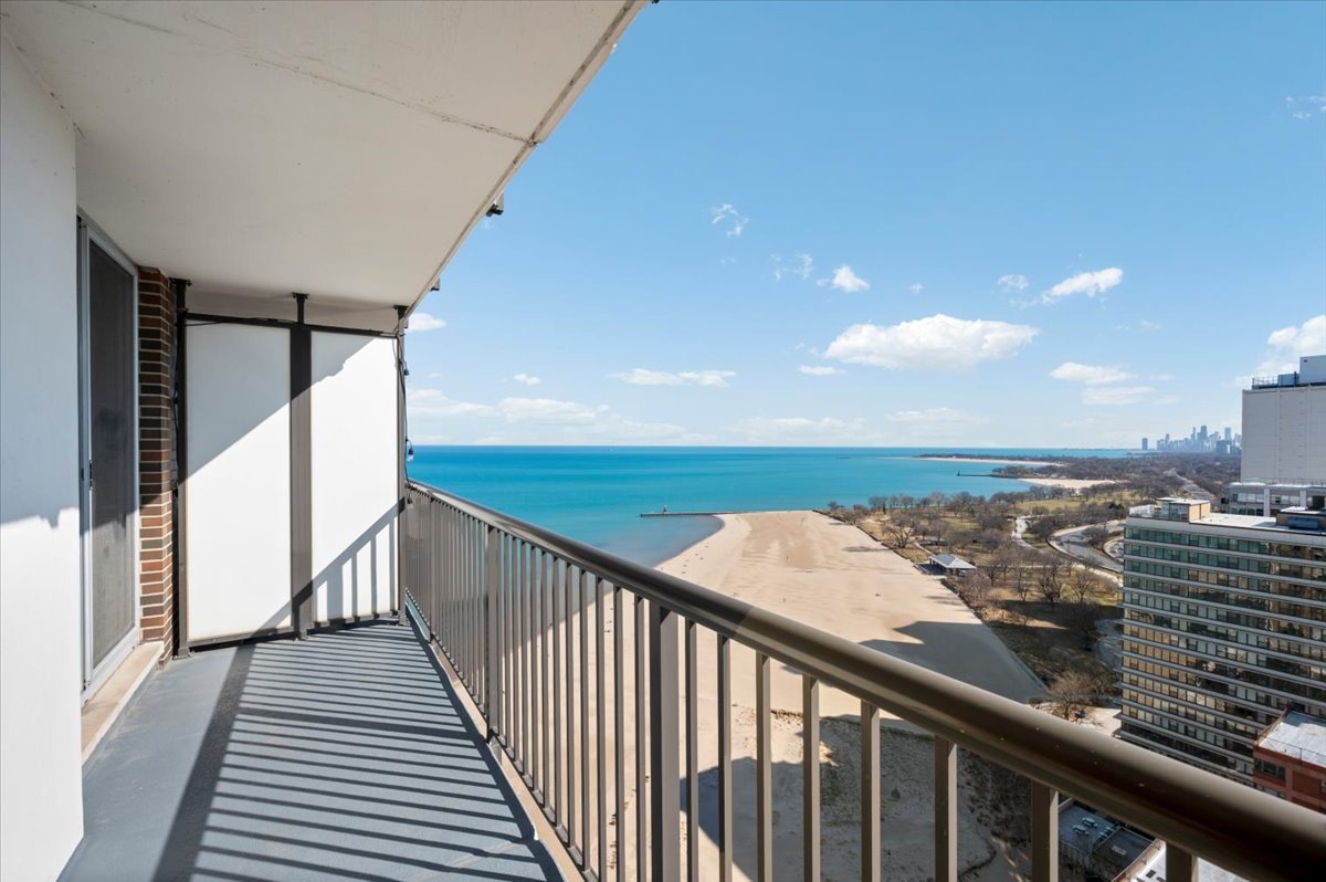 5855 North Sheridan Road, Unit 25G Chicago, IL 60660 - Photo 16 of 29 a view of a balcony with an ocean view