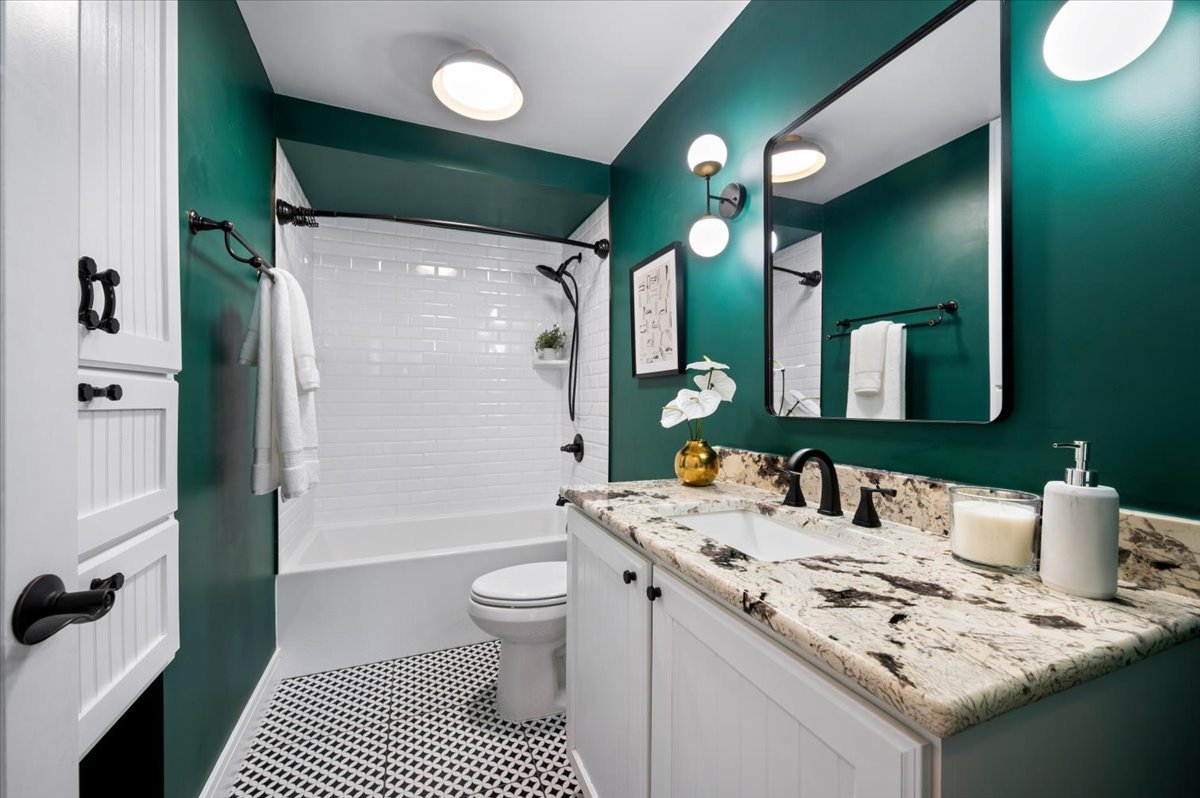 5855 North Sheridan Road, Unit 25G Chicago, IL 60660 - Photo 18 of 29 a bathroom with a sink and a mirror
