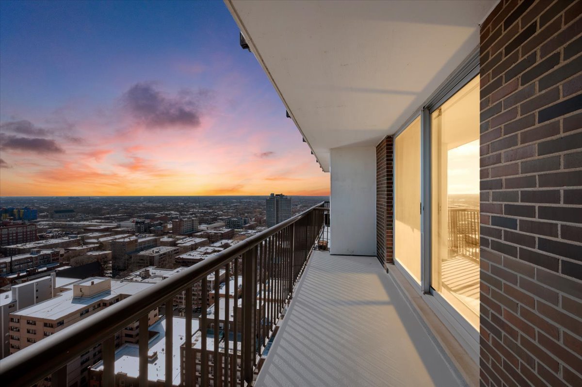 5855 North Sheridan Road, Unit 25G Chicago, IL 60660 - Photo 20 of 29 a view of balcony with city view