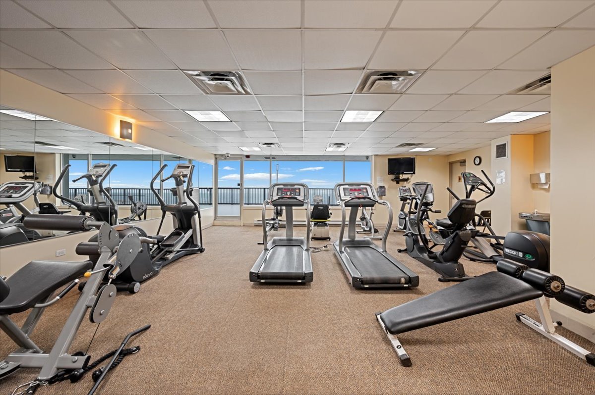 5855 North Sheridan Road, Unit 25G Chicago, IL 60660 - Photo 28 of 29 a view of a room with gym equipment