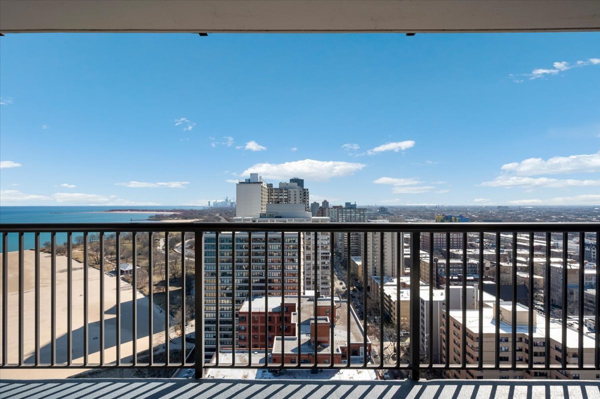 5855 North Sheridan Road, Unit 25G Chicago, IL 60660 - Photo 6 of 29 a view of balcony with furniture