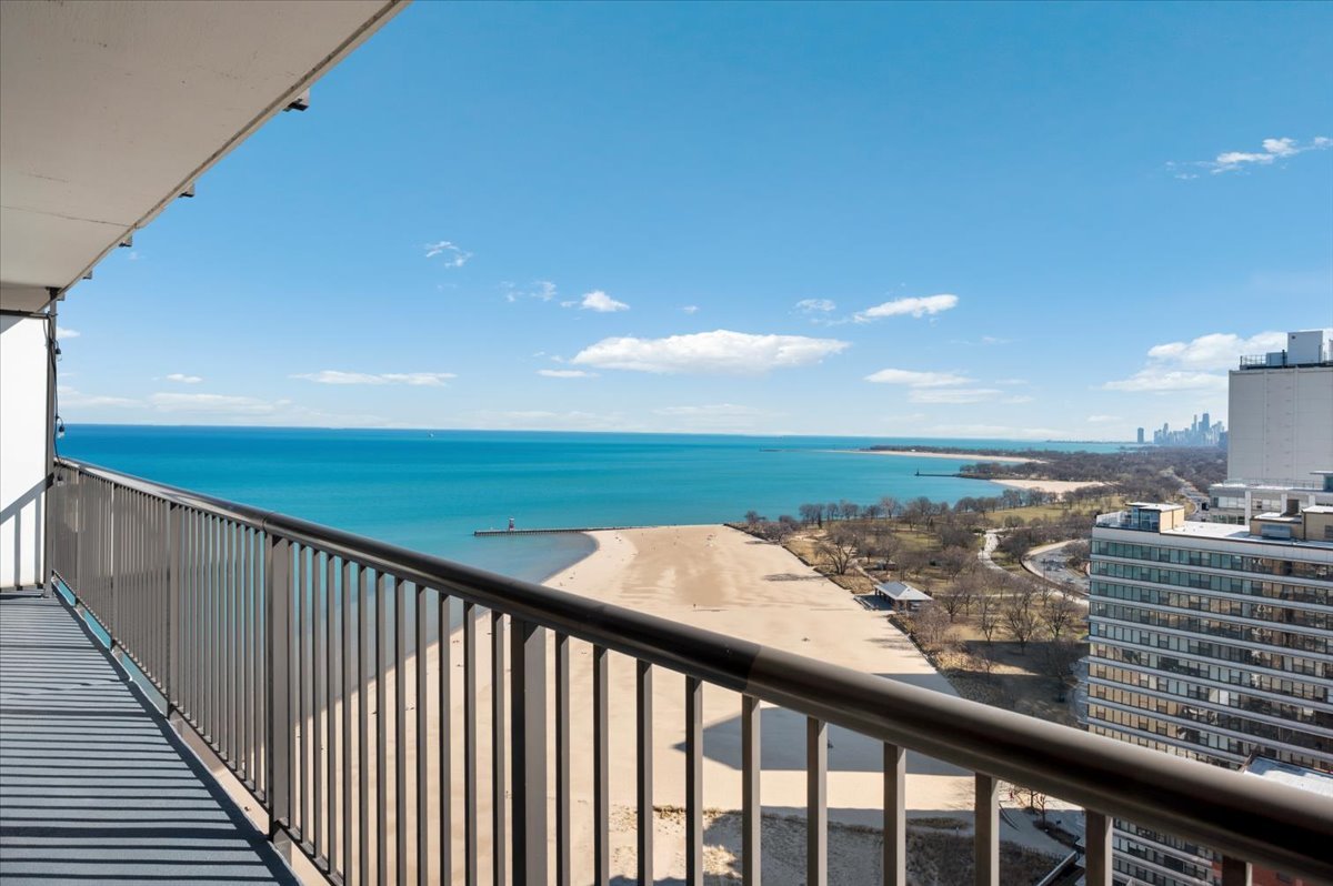 5855 North Sheridan Road, Unit 25G Chicago, IL 60660 - Photo 7 of 29 a view of city from a balcony