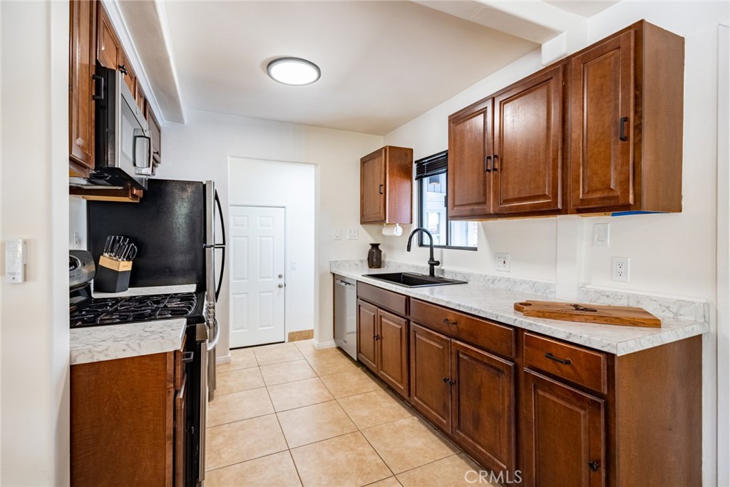 39733 Forest Road Big Bear Lake, CA 92315 - Photo 5 of 35 Gallery Image 5