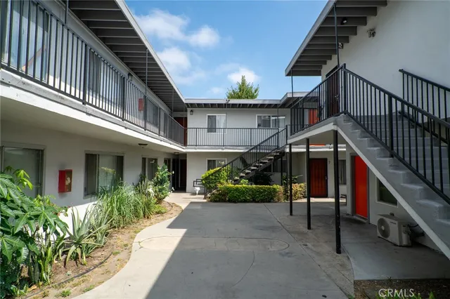 a view of house with entertaining space
