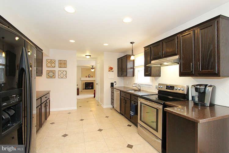 8938 Rolling Road Manassas, VA 20110 - Photo 11 of 30 Kitchen