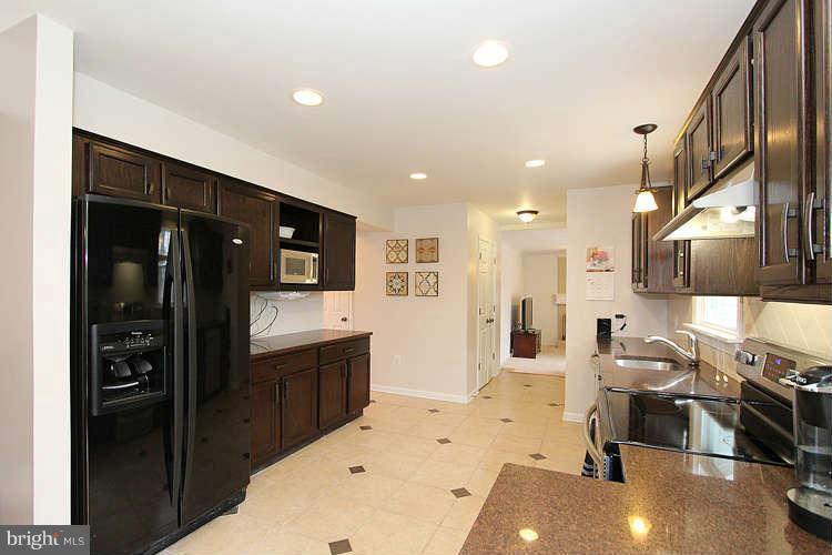 8938 Rolling Road Manassas, VA 20110 - Photo 12 of 30 Kitchen