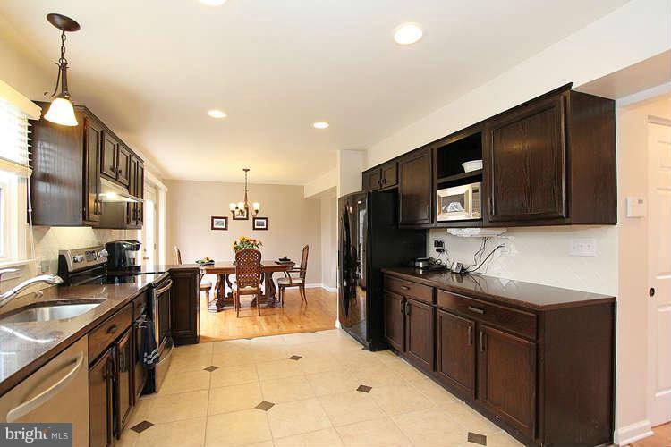 8938 Rolling Road Manassas, VA 20110 - Photo 13 of 30 Kitchen